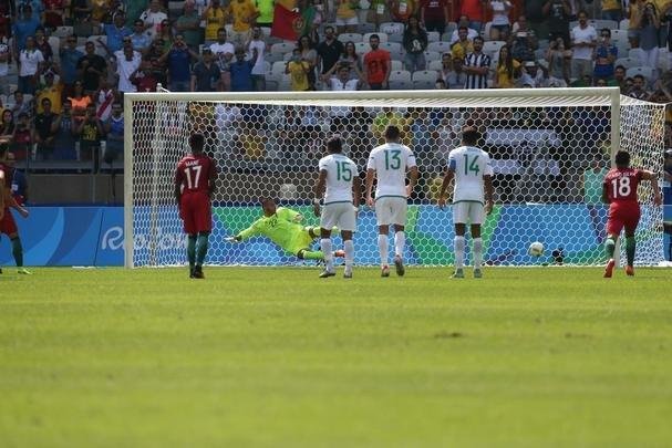Portugal e Arglia empataram por 1 a 1 no Mineiro. Resultado fez os lusitanos avanarem s quartas de final em primeiro. Honduras passou em segundo. Surpreendentemente, Argentina est eliminada dos Jogos do Rio j na primeira fase do futebol masculino 