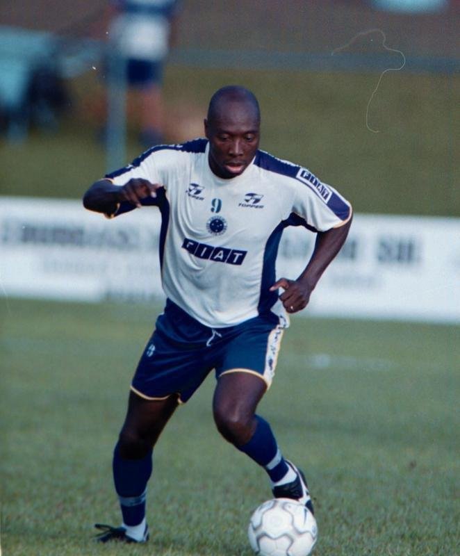 Fotos da passagem do jogador Rincn pelo Cruzeiro, em 2001.  Ele faleceu aos 55 anos nesta quarta-feira (13/4/2022), aps sofrer acidente automobilstico em Cali, na Colmbia, no dia 11.