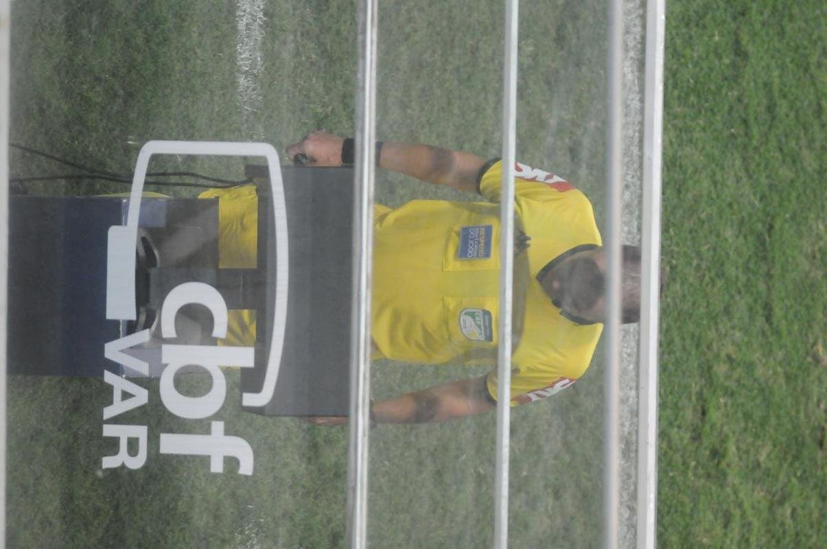 Na etapa final, Amrica desperdiou pnalti cobrado por Felipe Azevedo, mas conseguiu o empate em golao de Patric