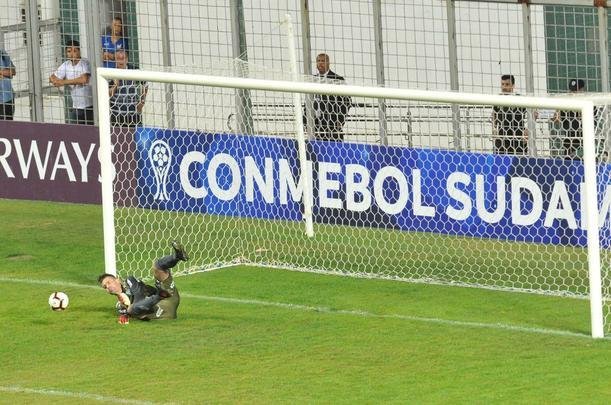 Depois de vitria do Atltico por 1 a 0 no tempo normal, Victor pegou trs pnaltis do Unin La Calera e levou o time alvinegro s oitavas de final da Sul-Americana