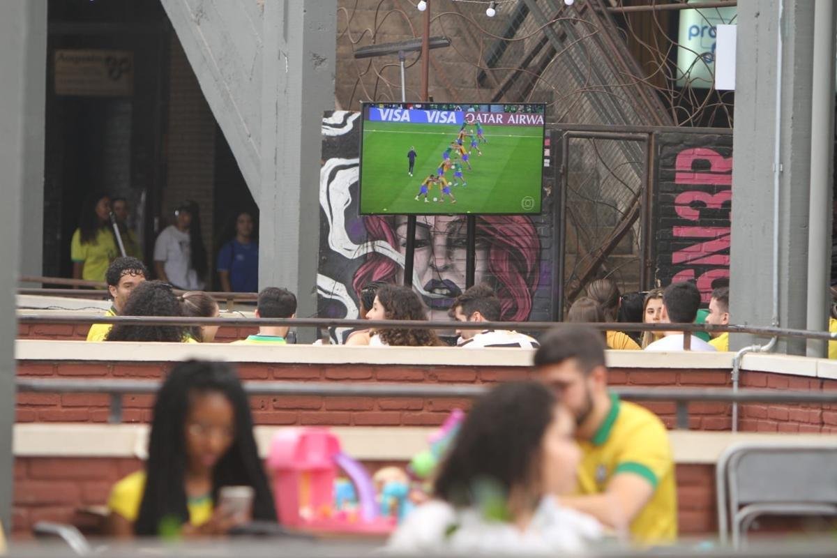 No Mercado Novo, em BH, torcedores acompanham ao jogo entre Brasil e Crocia pelas quartas de final da Copa do Mundo