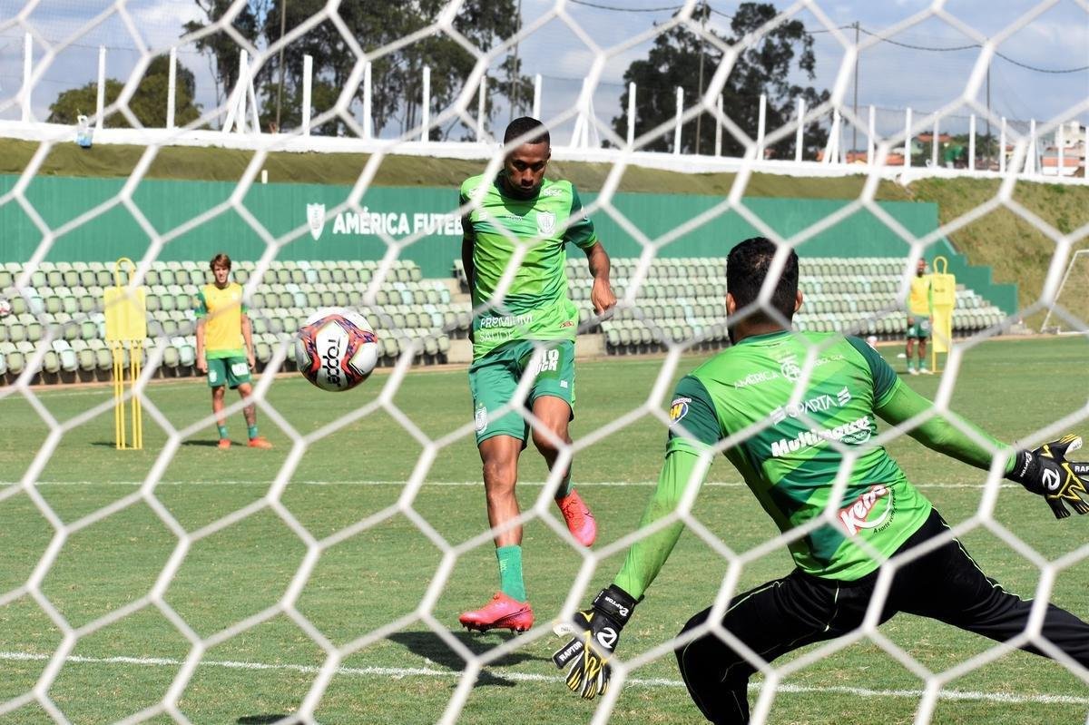 O Amrica segue com treinamentos intensivos voltados para a disputa do Campeonato Mineiro. No prximo sbado (27), o Coelho estreia no estadual diante do Boa Esporte, s 19h. A partida ser realizada no Independncia, em Belo Horizonte. A tendncia  que, neste primeiro compromisso, o tcnico Lisca utilize jogadores que tiveram menor minutagem na temporada 2020/21, alm de nomes promissores das categorias de base do clube.