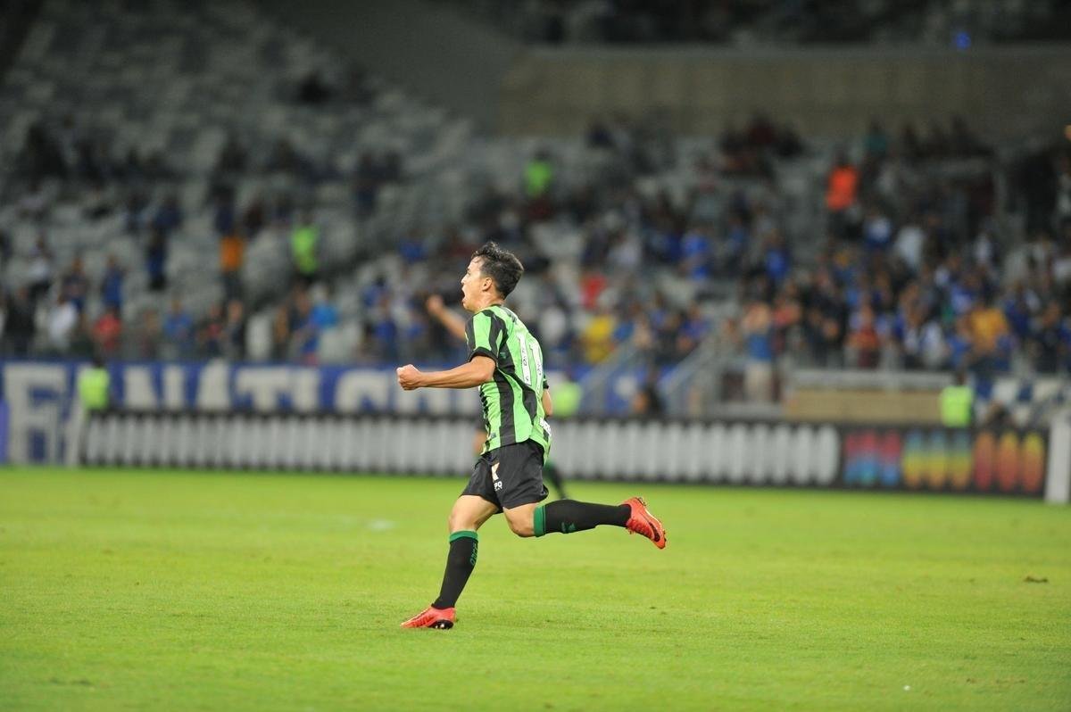 Depois de falha de Ded, americano Christian chutou da intermediria e marcou golao, no ngulo esquerdo de Fbo