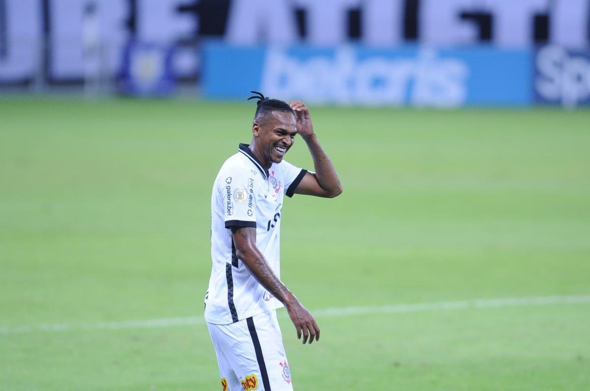 Araos marcou o segundo gol do Corinthians no Mineiro (Alexandre Guzanshe / EM DA PRESS)