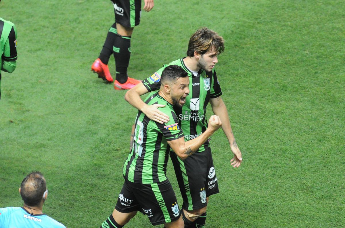 Fotos do duelo entre Amrica e Ponte Preta, no Independncia, em Belo Horizonte, em jogo de volta da quarta fase da Copa do Brasil