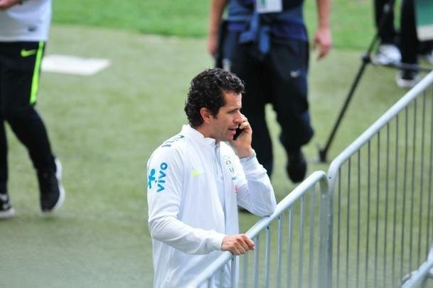 Seleo Brasileira fez, nesta tera  tarde, o seu primeiro treino no Mineiro, em Belo Horizonte, onde enfrentar a Argentina, na quinta, pelas Eliminatrias da Copa. O craque Neymar, do Barcelona, juntou-se ao grupo e trabalhou normalmente no gramado.