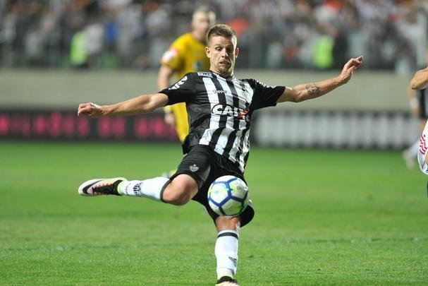 Matheus Galdezani - Aos 26 anos, o volante teve passagens por Juventude, Rio Claro-SP, Sport, CRB e Coritiba, onde se destacou na temporada 2017