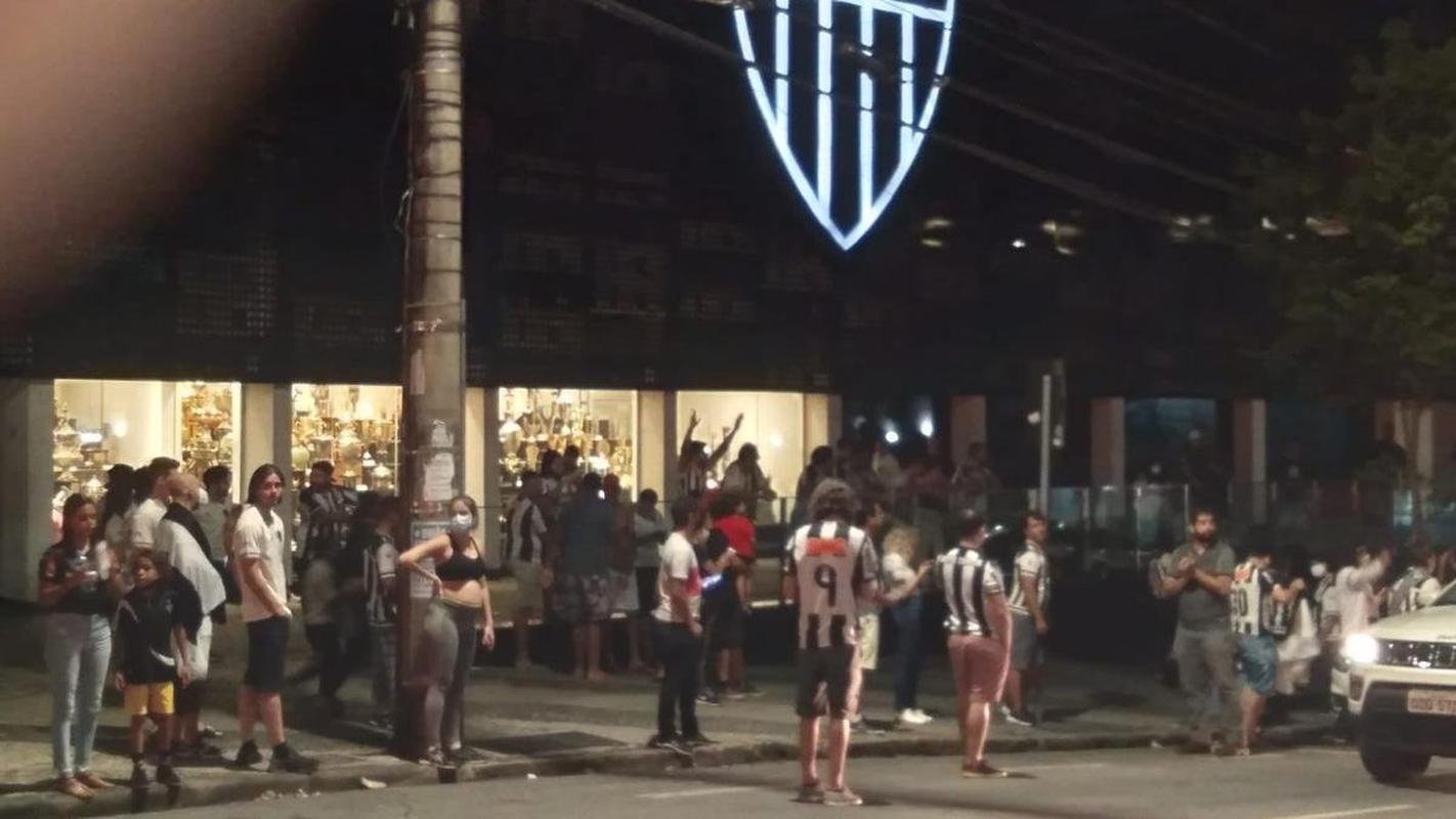 Fotos da festa e do buzinao da torcida do Atltico em frente  sede do clube, no bairro de Lourdes, em BH. Centenas de pessoas foram ao local para festejar, de forma antecipada, o ttulo brasileiro de 2021