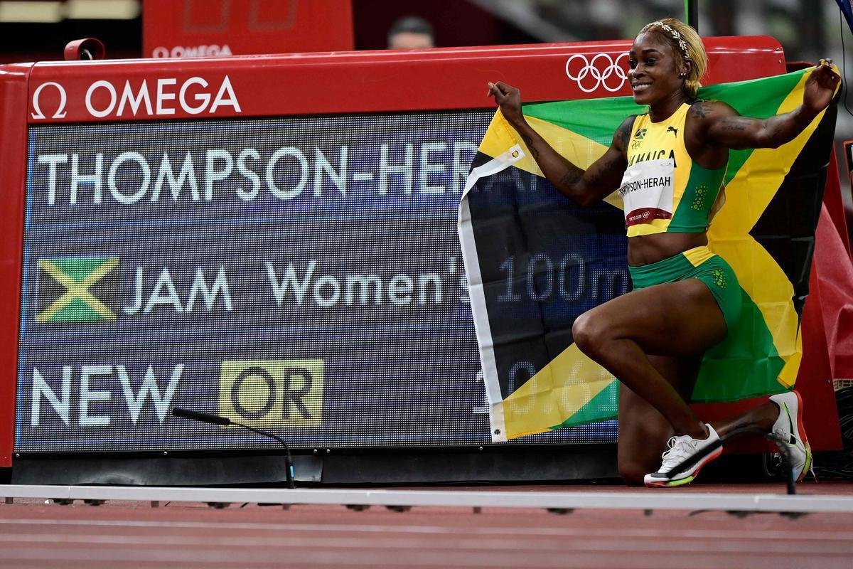 Fotos espetaculares da vitria da jamaicana Elaine Thompson-Herah nos 100m rasos dos Jogos Olmpicos de Tquio com o tempo de 10s61. A velocista quebrou o recorde olmpico e comandou o pdio jamaicano ao lado de Ann Fraser-Pryce, prata, e Shericka Jackson, bronze.