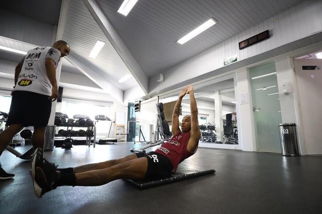 Nesta tera-feira (18), o Atltico realizou o segundo dia de trabalhos na pr-temporada 2022. Novamente com trabalhos fsicos, os atletas fizeram atividades na academia e tambm de corrida nos campos da Cidade do Galo, em Vespasiano. Ausncia, o atacante Jefferson Savarino busca solucionar burocracias para retornar da Venezuela e se juntar ao grupo alvinegro.