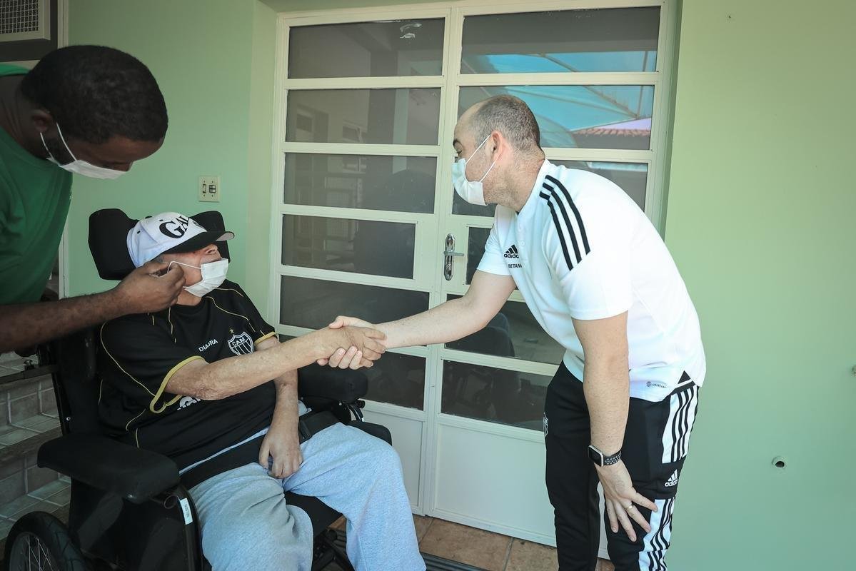 Jogadores do Atltico visitam Ncleo Assistencial Caminhos para Jesus