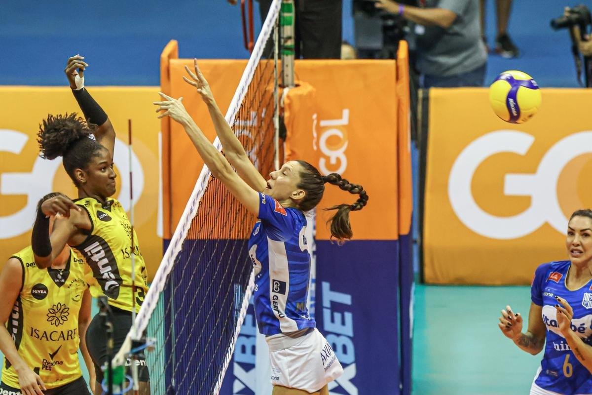 Minas venceu a segunda partida da deciso, por 3 sets a 1, nesta sexta-feira, na Arena Nilson Nelson, em Braslia, e fechou a srie melhor de trs com dois triunfos. As parciais foram de 26/24, 18/25, 25/15 e 25/17. 