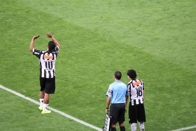 Ronaldinho pode ter feito, contra o Lans, na despedida da Recopa, o seu ltimo jogo pelo Atltico