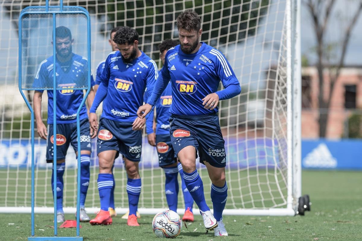 Fotos do primeiro treino de Rafael Sobis na volta ao Cruzeiro, nesta segunda