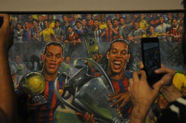 Ronaldinho Gacho lanou nesta tera-feira, no Mineiro, a exposio 'Fragmentos de um gacho', do artista Camaleo; astro ainda entrou para a Calada da Fama do estdio, em Belo Horizonte.