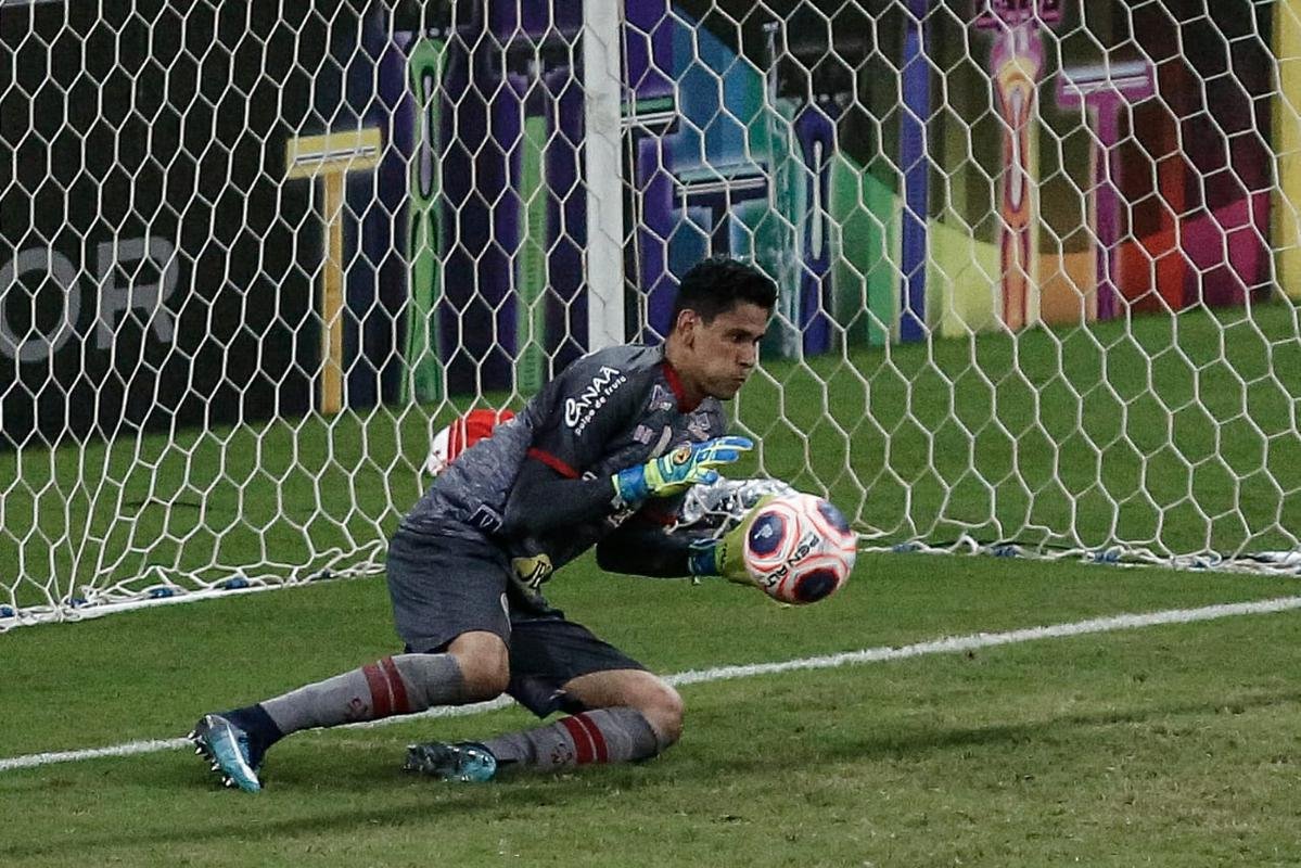O Náutico equilibrou na segunda metade do primeiro tempo e o jogo ficou aberto para as equipes, com ambas criando boas chances. Jorge Henrique, de cabeça, teve duas oportunidades pelo Timbu. o Santa acertou uma bola na trave, com Didira, mas o placar terminou sem gols na etapa inicial.