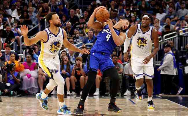 Golden State Warriors, do armador Stephen Curry, tem campanha de trs vitrias e seis derrotas