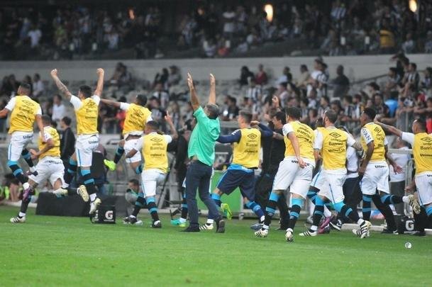 Renato Gacho comemora o primeiro gol do Grmio no Mineiro, marcado por Pedro Rocha