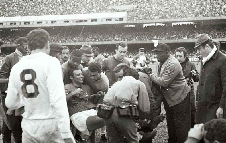 13/10/1968 - Lance da partida entre Cruzeiro e Santos, pelo Roberto, no estdio Morumbi, em So Paulo. Procpio sofre uma leso no joelho aps uma dividia de bola com Pel.
