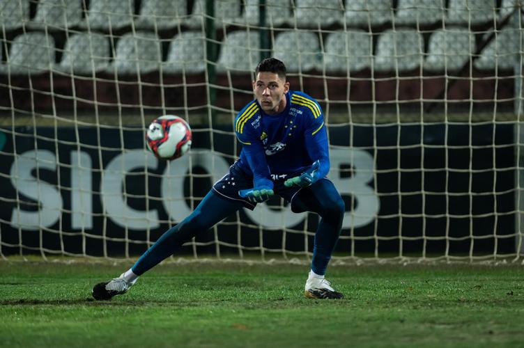 Cruzeiro treinou na Arena do Jacaré, em Sete Lagoas, local do jogo desta quinta, 19h, contra o Operário-PR, pela 24ª rodada da Série B do Brasileiro; veja imagens da atividade comandada pelo técnico Vanderlei Luxemburgo