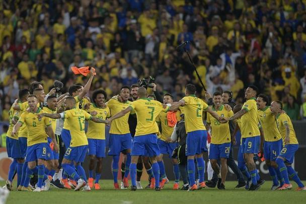 Seleção Brasileira derrota Peru por 3 a 1, conquista Copa América e ergue a taça no Maracanã; veja as fotos da festa do Brasil