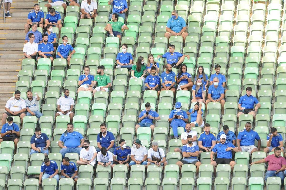 Fotos da torcida do Cruzeiro na vitria do time por 3 a 0 sobre a URT, no Independncia, pela primeira rodada do Campeonato Mineiro. Ronaldo, dono de 90% da SAF cruzeirense, esteve presente e foi ovacionado pelo pblico
