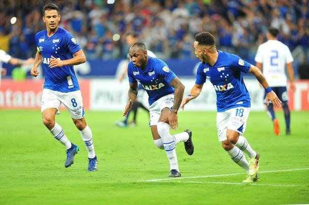 Sass marcou de pnalti e deu a tradicional sarrada no ar: Cruzeiro 3 a 0