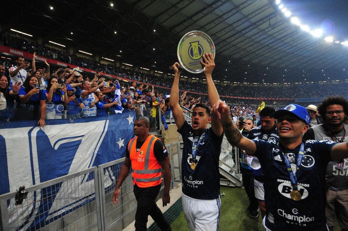 Cruzeiro levanta a taa da Srie B e faz festa no Mineiro