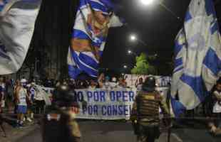 Torcida do Cruzeiro mira Srgio, Deivid e conselheiros em protesto no Horto, antes do jogo diante do Operrio-PR, pela Srie B
