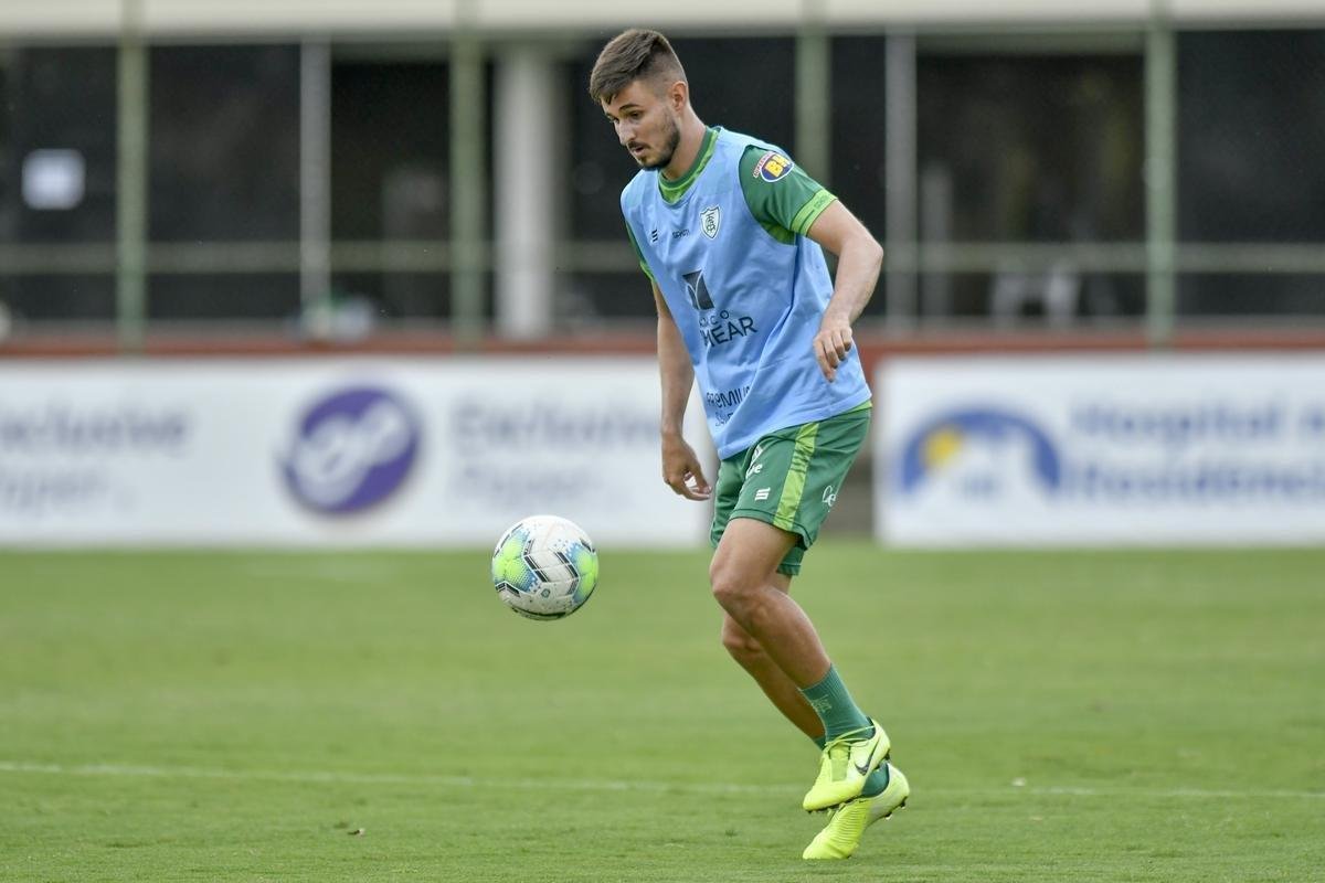 Titulares do Amrica foram poupados do treino com bola no campo, nesta segunda-feira, no CT Lanna Drumond. De qualquer forma, todo o elenco participou de uma palestra com o tcnico Lisca. A novidade do dia foi a volta do zagueiro Eduardo Bauermann s atividades normais. O volante Z Ricardo segue como dvida para enfrentar o Internacional na quarta-feira, em 'deciso' pela Copa do Brasil