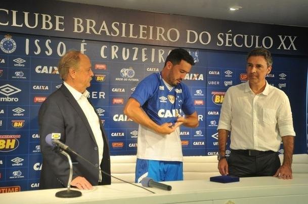 Veja fotos da apresentao do lateral Edilson