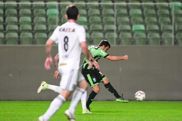 Norberto (lateral-direito) - contratado em 19 de maio, fez 24 partidas na Srie B, marcou um gol e deu seis assistncias. Os bons nmeros levaram a diretoria do Coelho a renovar o emprstimo por mais um ano. O lateral de 27 anos pertence ao Ypiranga-BA.