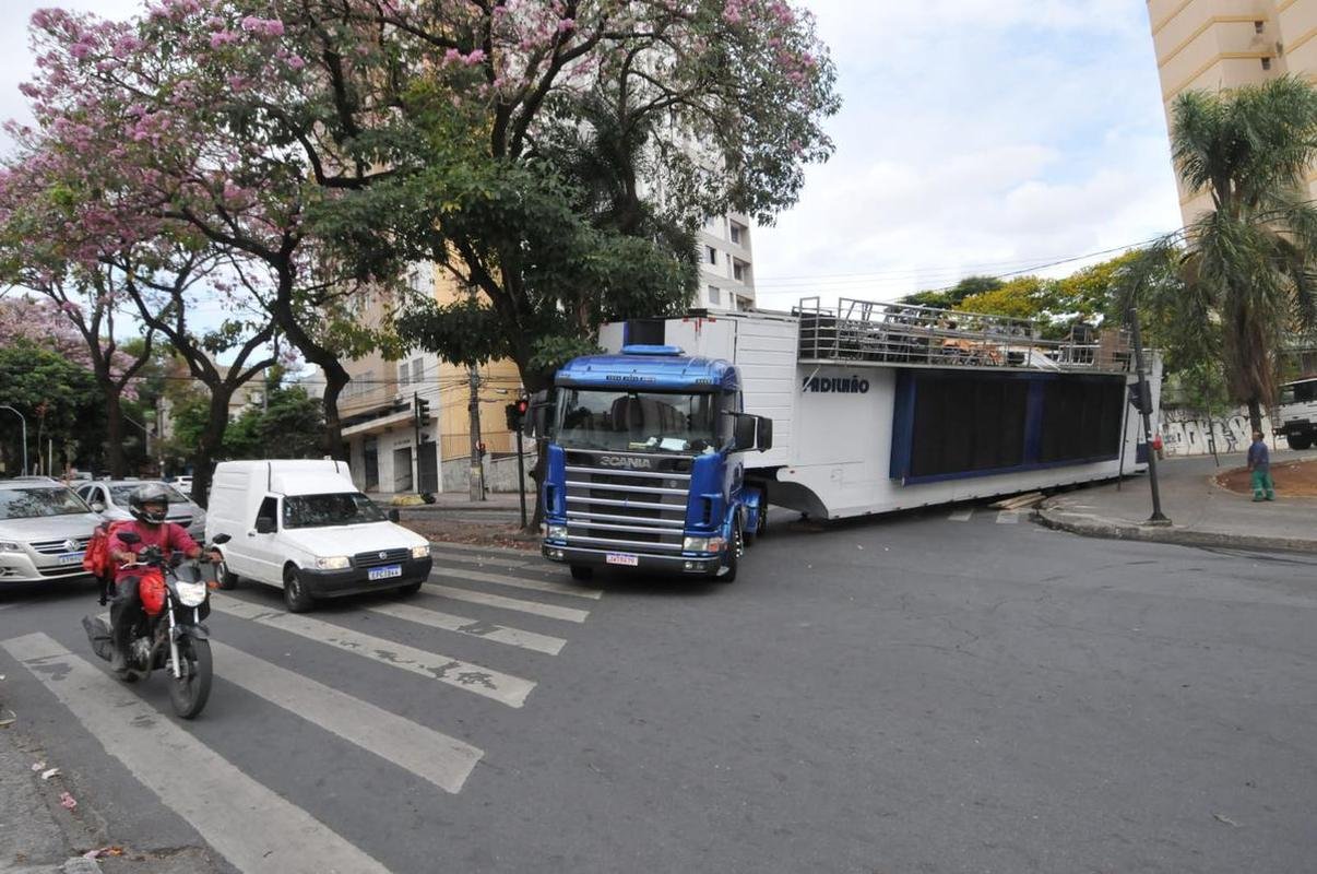 Carreta ficou travada e teve risco de tombar na esquina da Rua Sapuca com a Avenida do Contorno, no bairro Floresta, regio central de BH