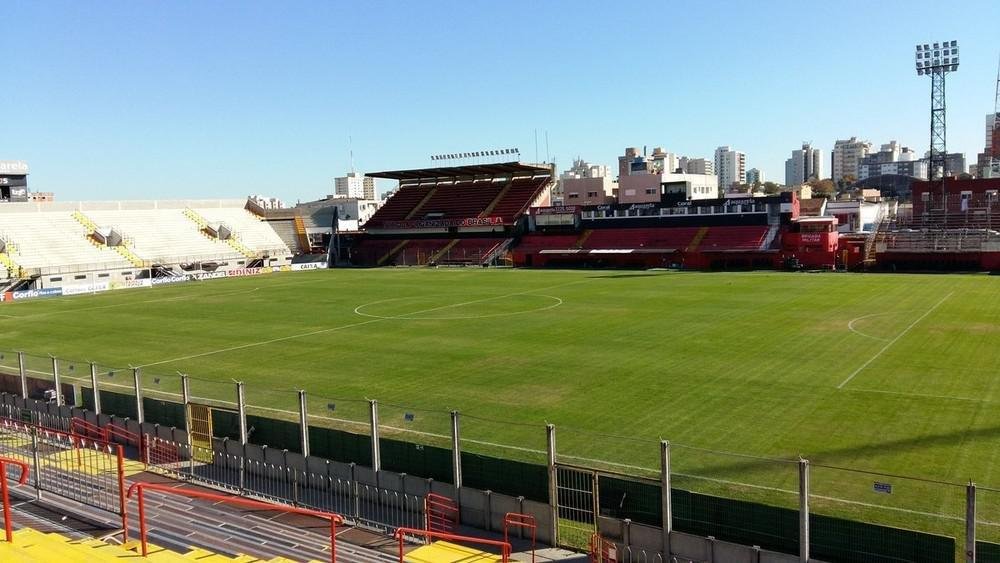 Bento Freitas - pode receber pouco mais de 12 mil pessoas, mas um projeto em fase de execuo ampliar o espao para 20.500. Pertence ao Brasil de Pelotas-RS.