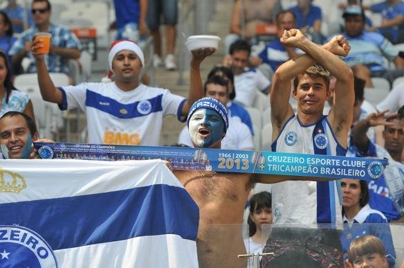Torcida cruzeirense comea a festa dentro do estdio antes da partida decisiva contra o Grmio