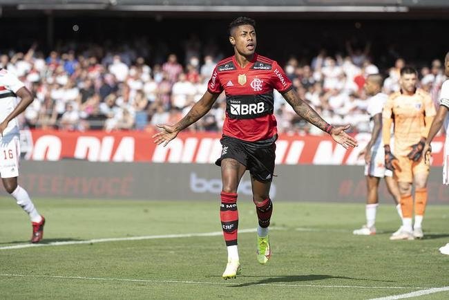 Flamengo massacrou So Paulo em pleno Morumbi e mantm sonho de conquistar o Campeonato Brasileiro, apesar de grande vantagem do Atltico