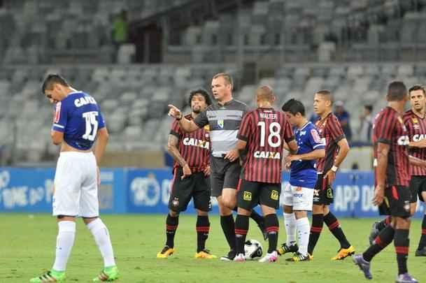 Cruzeiro e Atltico-PR jogaram no Mineiro pela terceira rodada do Grupo C da Primeira Liga