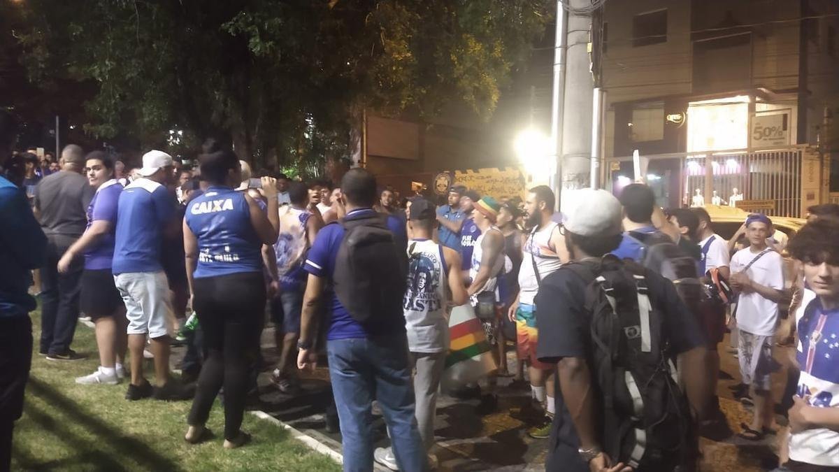 Torcedores do Cruzeiro voltam a protestar em frente  sede administrativa do clube, no Barro Preto