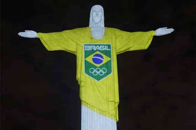 Cristo Redentor, no Rio de Janeiro, ganhou iluminao especial em referncia aos 100 dias para os Jogos de Tquio