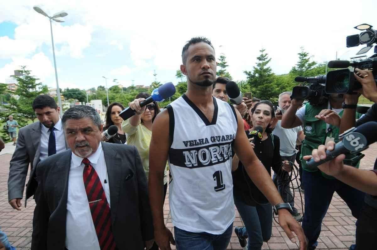 Vestido com camiseta da Galoucura Zona Norte, goleiro esteve nesta quinta-feira no Frum de Santa Luzia, na Regio Metropolitana de Belo Horizonte, para apresentar as garantias de sua liberdade