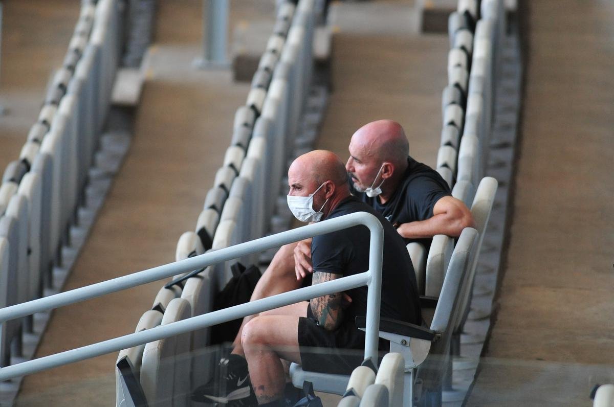 Cumprindo suspenso, Sampaoli assistiu duelo em um dos camarotes do Mineiro