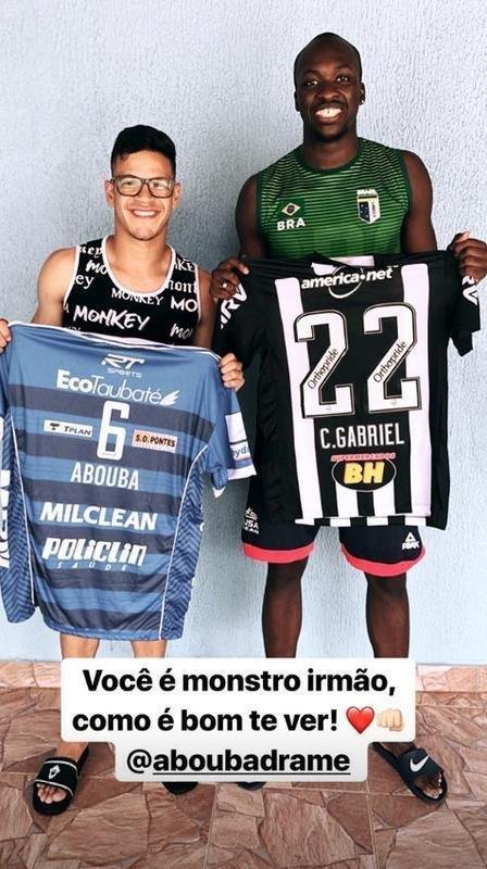 O lateral-esquerdo Hulk se encontrou com amigo Aboubacar, jogador de vlei do Taubat