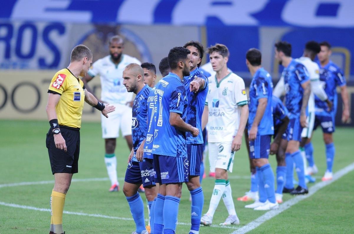 Fotos do duelo entre Cruzeiro e Amrica, pela Srie B, no Mineiro