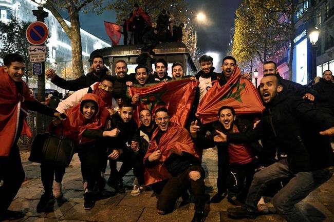 Torcedores marroquinos invadiram as ruas de Paris, na Frana, para festejar a classificao da seleo do Norte da frica s quartas de final da Copa do Mundo. Pas europeu tem grande colnia africana. Marrocos eliminou a Espanha e agora ter Portugal pela frente no Mundial do Catar