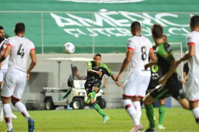 Fotos do jogo entre Amrica e Atltico-GO, no Independncia, em BH, pela 33 rodada do Campeonato Brasileiro de 2021