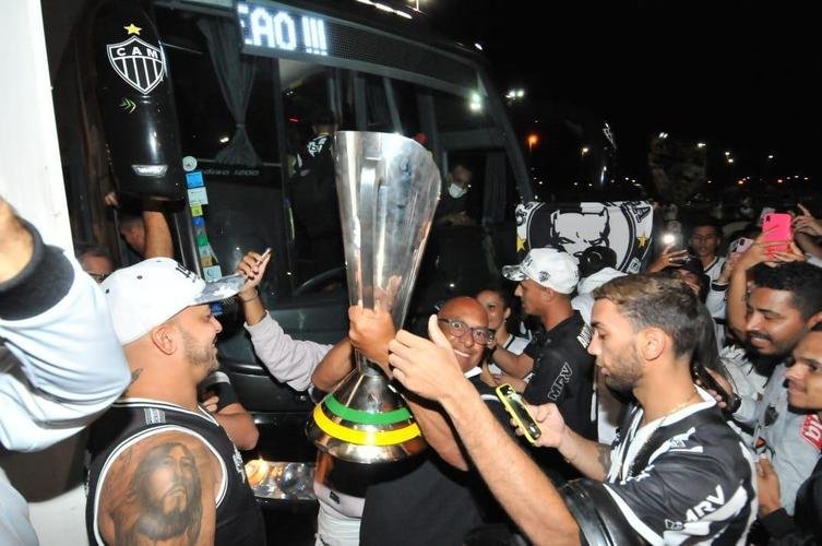 Jogadores e comiss�o t�cnica do Atl�tico foram recepcionados por dezenas de torcedores no Aeroporto Internacional de BH, em Confins, ap�s o t�tulo da Supercopa sobre o Flamengo, em Cuiab�. Hulk foi um dos jogadores mais assediados pelos atleticanos.