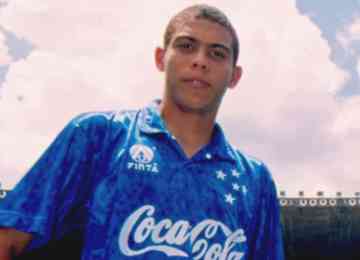 Fenômeno disputou primeira partida como profissional do clube diante da Caldense, em Poços de Caldas, com apenas 16 anos 