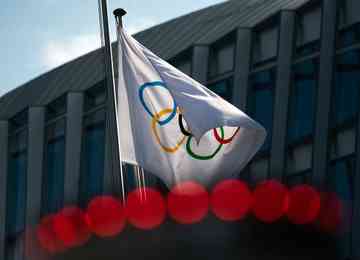 COI anunciou que examina autorizar a participação de atletas russos sob bandeira neutra nos Jogos de Paris-2024; Ucrânia acusa entidade de promover a guerra
