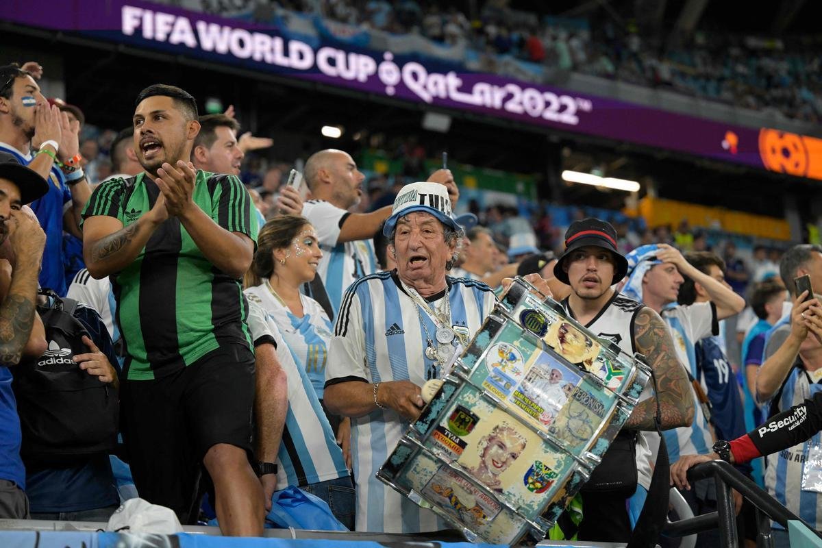 Fotos das torcidas de Argentina e Polnia durante jogo entre as duas selees pelo Grupo C da Copa do Mundo, no Estdio 974, em Doha, no Catar