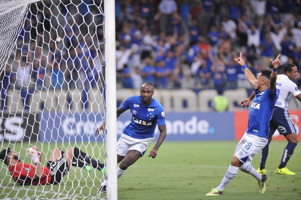 Sass, em arremate de primeira, fez o quinto do Cruzeiro sobre La U: 5 a 0